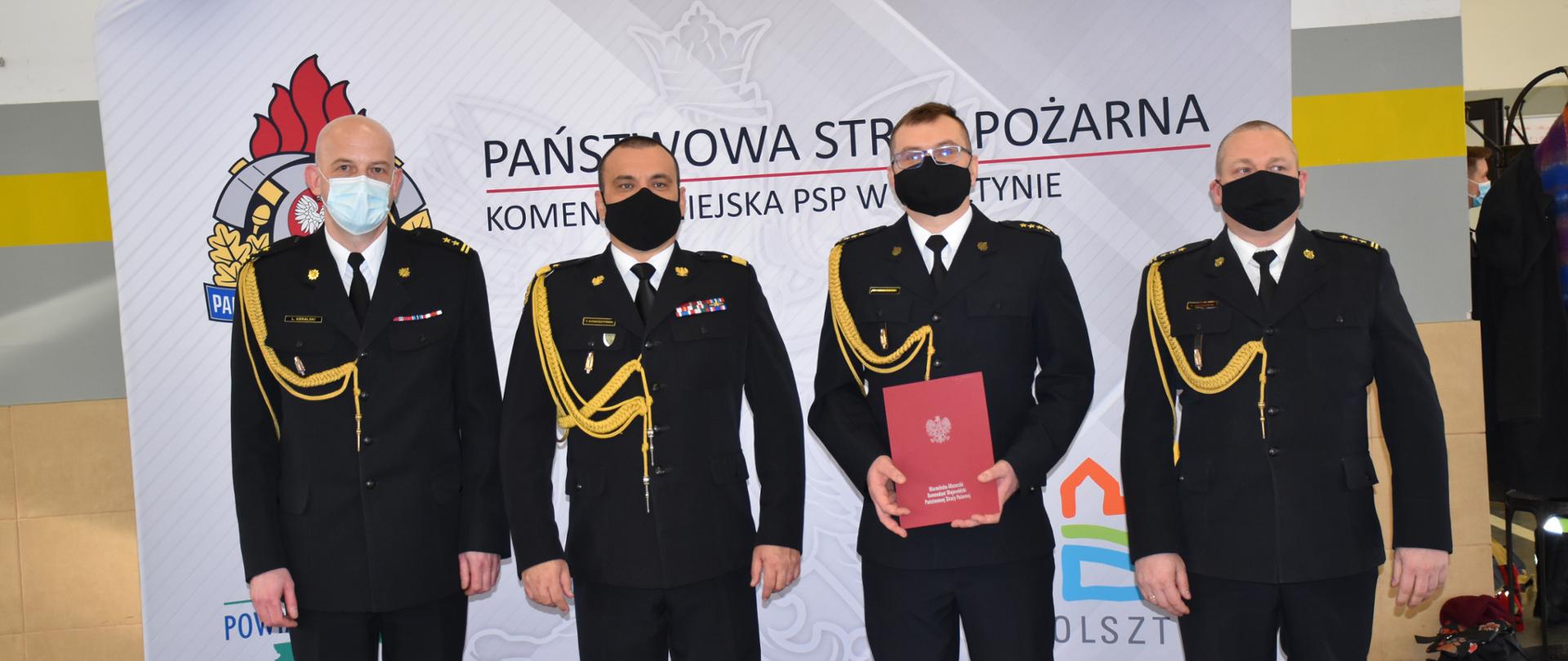 Warmińsko-Mazurski Komendant Wojewódzki w asyście Zastępcy Warmińsko-Mazurskiego Komendanta Wojewódzkiego i Komendanta Powiatowego PSP w Działdowie wręcza decyzję st. kpt. Dariuszowi Jankowskiemu