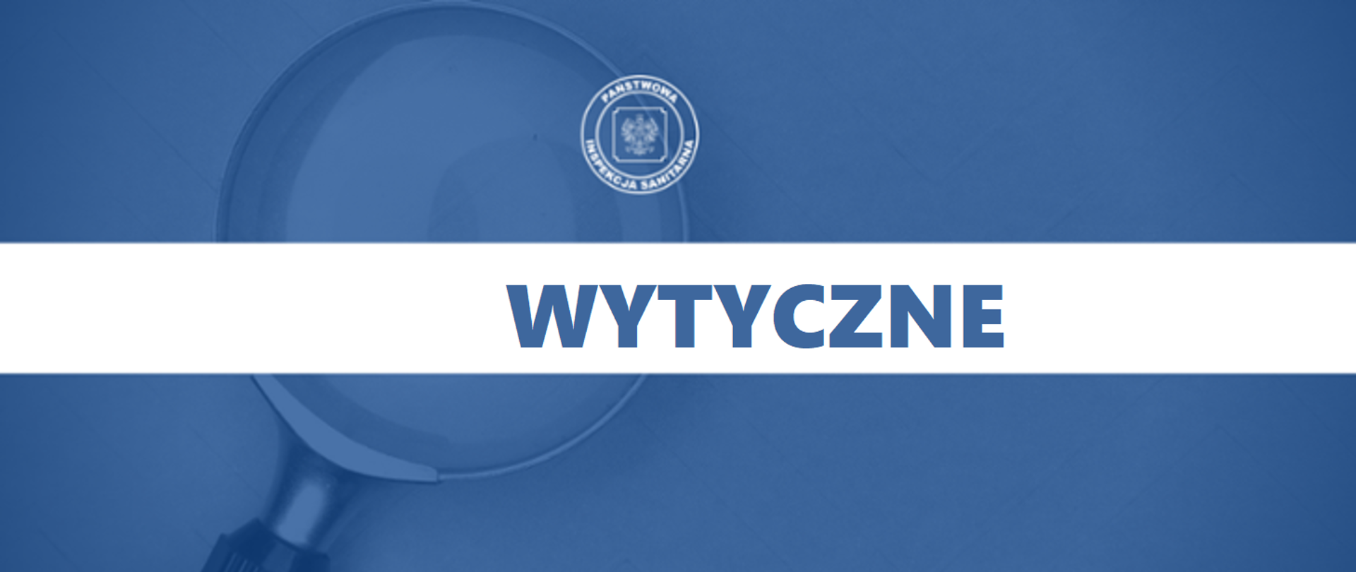 Błękitne tło na którym umieszczono biały symbol Państwowej Inspekcji Sanitarnej oraz zdjęcie lupy. Pośrodku zdjęcia umieszczony biały pas na tle którego widniej napis dużymi literami wytyczne