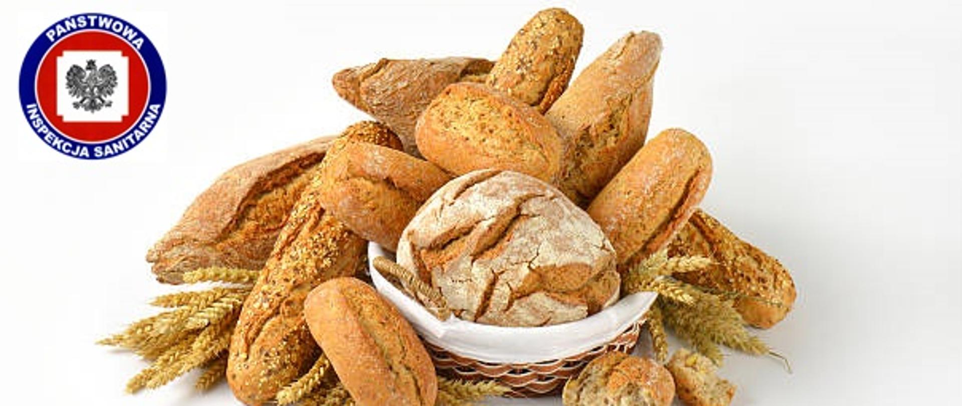 Różne rodzaje chleba w koszyku i obok niego