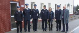 Na tle Państwowej Straży Pożarnej W Radziejowie nadbryg. Jacek Kaczmarek, Starosta Jarosław Kołtuniak, Skarbnik Starostwa Urszula Miętkiewicz, Komendanci Powiatowi bryg. Adam Małecki, mł. bryg Maciej Górecki oraz Dowódcy Jednostki Ratowniczo Gaśniczej st. kpt. Michał Sochaczewski, mł. bryg. Mariusz Marciniak