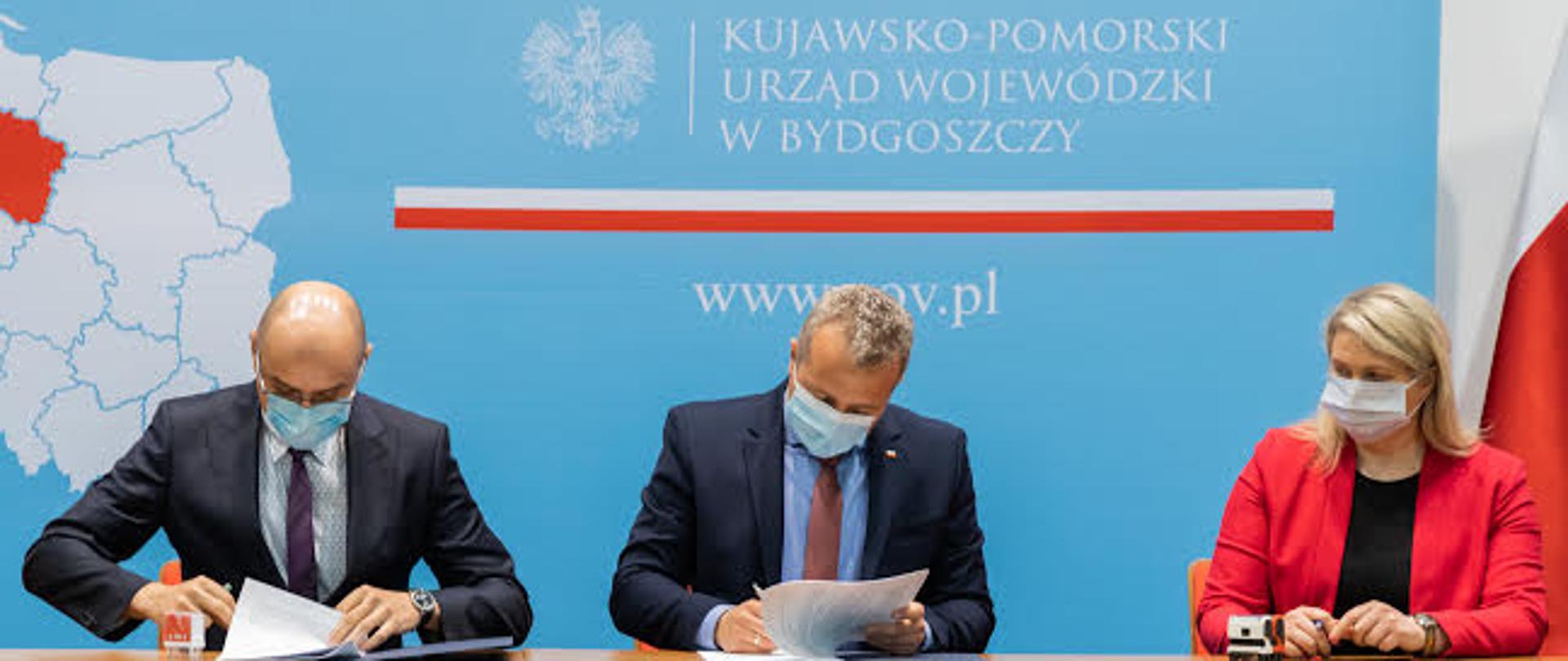 Wojewoda podpisuje umowę z przedstawicielami samorządów lokalnych w ramach Funduszu Rozwoju Przewozów Autobusowych 