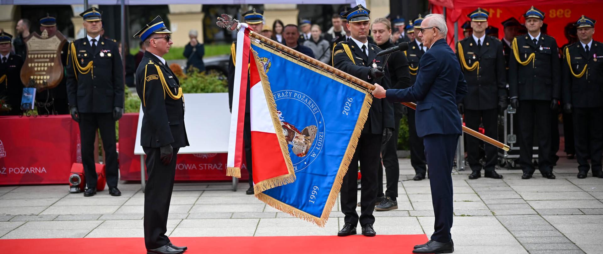 Uroczyste przekazanie nowego sztandaru Komendzie Miejskiej PSP w Łodzi podczas Wojewódzkich Obchodów Dnia Strażaka na Starym Rynku w Łodzi.