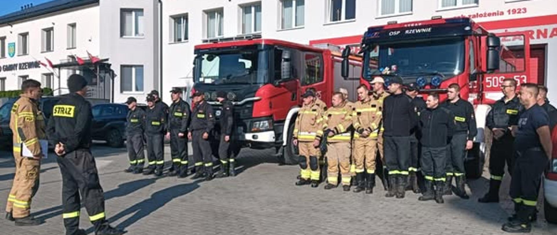 Zbiórka funkcjonariuszy PSP biorących udział w ćwiczeniach przed budynkiem OSP w Rzewniu.