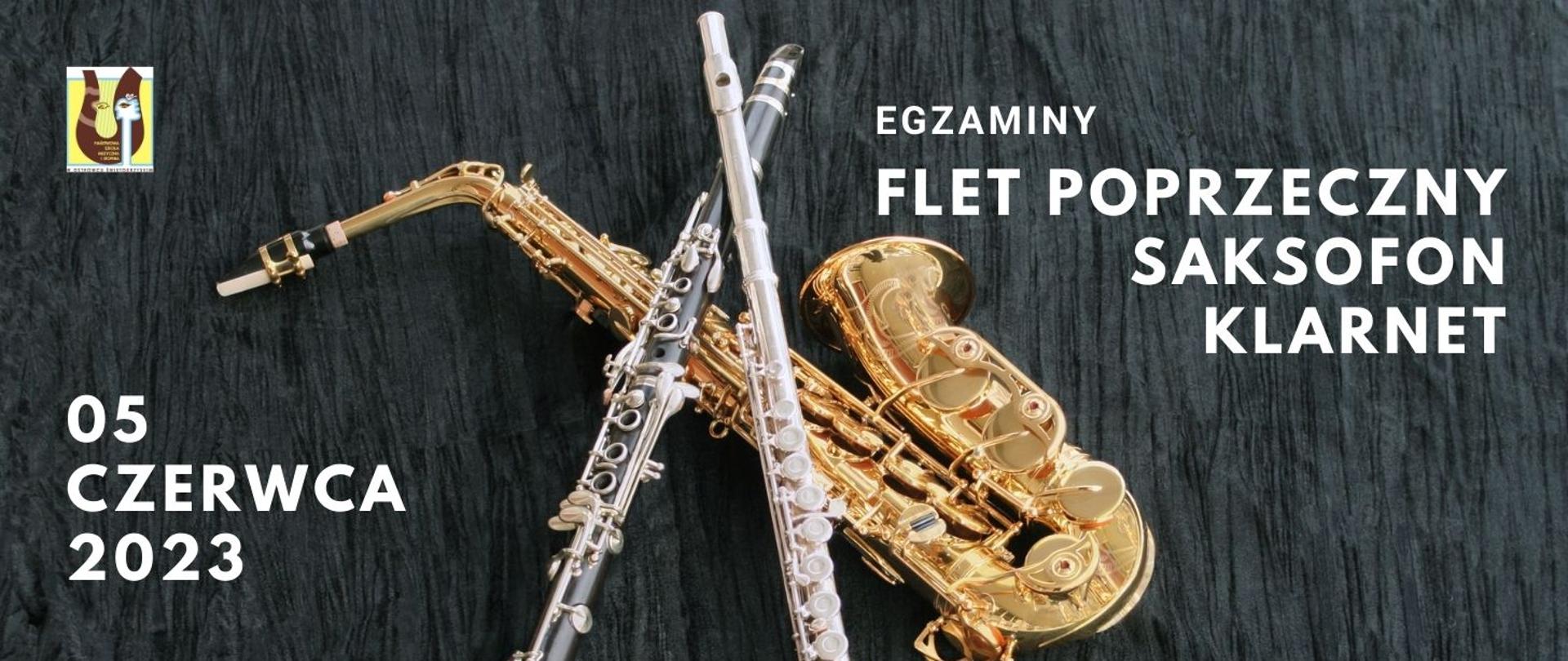 flet, saksofon i klarnet na szarym tle z napisami w kolorze białym z logo szkoły w prawym górnym rogu w kolorze zółto-brązowym