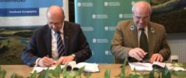 Podpisanie umowy. Robert Gajda, zastępca prezesa NFOŚiGW i Tadeusz Grabowski, dyrektor Roztoczańskiego Parku Narodowego