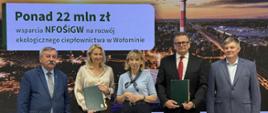 Zdjęcie grupowe. Na zdjęciu od lewej strony: Józef Matysiak, Zastępca Prezesa Zarządu Narodowego Funduszu Ochrony Środowiska i Gospodarki Wodnej, Łucja Sromecka, Dyrektor Departamentu Ciepłownictwa NFOŚiGW, Elżbieta Radwan, Burmistrz Wołomina, Karol Ciepielewski, Prezes Zarządu ZEC Wołomin, Marek Matys, NFOŚiGW.