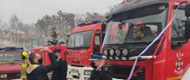 Zdjęcie przedstawia poświęcenie nowego samochodu gaśniczego dla OSP Ryjewo.