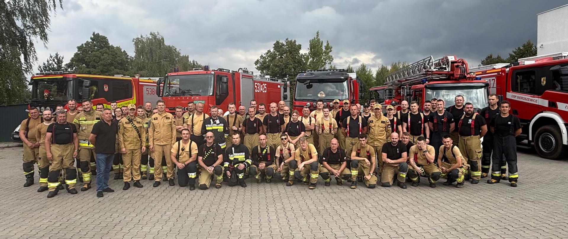 Strażacy po ćwiczeniach na wspólnym zdjęciu
