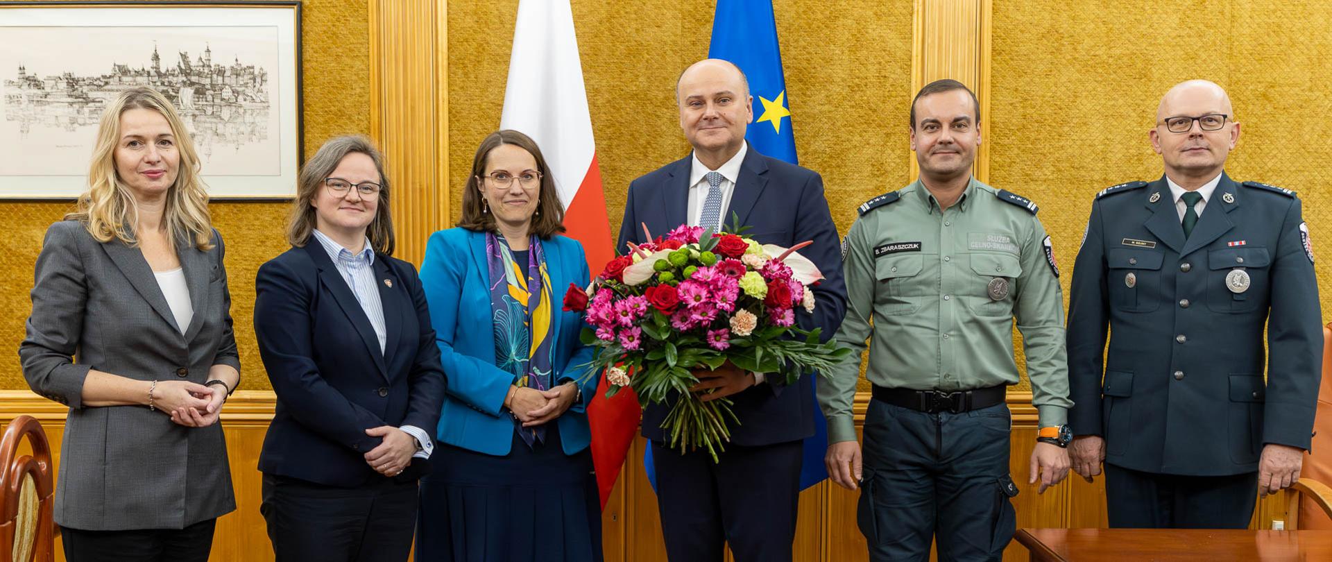 Minister Andrzej Kosztowniak w otoczeniu kierownictwa Ministerstwa Finansów