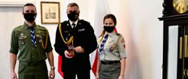 Pamiątkowe zdjęcie po wręczeniu medalu przez przedstawicieli ZHP pomorskiemu komendantowi wojewódzkiemu PSP.