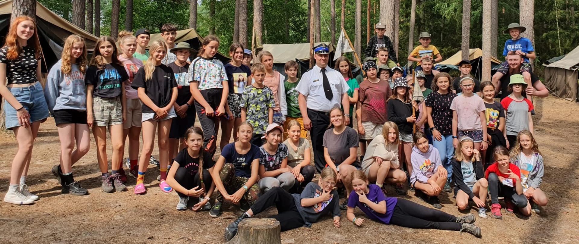 zdjęcie przedstawia dużą grupę ludzi 