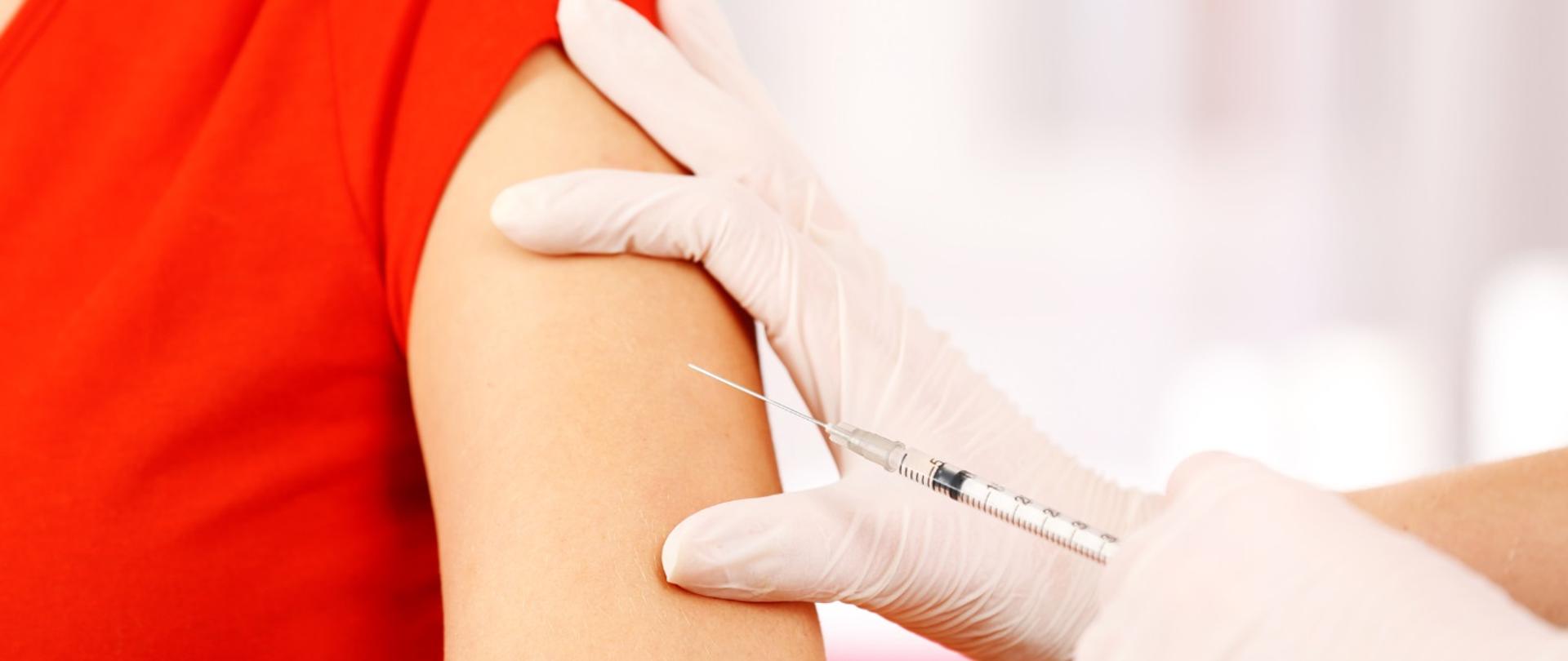 Zdjęcie przedstawia wykonywanie zastrzyku