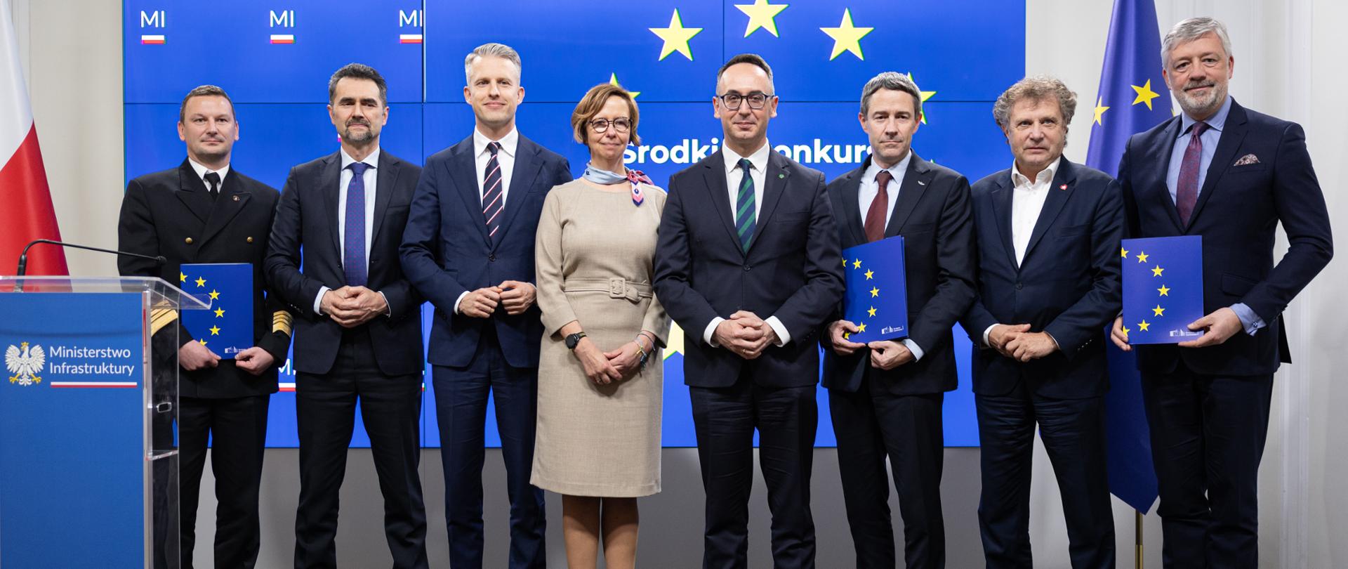 4 listopada 2025 r. minister infrastruktury Dariusz Klimczak wziął udział w ceremonii uroczystego przekazania umów grantowych dla projektów, które uzyskały dofinansowanie w ramach instrumentu „Łącząc Europę” - CEF Transport 2024. W wydarzeniu wzięli również udział minister funduszy i polityki regionalnej Jacek Karnowski, przedstawiciele Komisji Europejskiej, na czele z Magdą Kopczyńską - Dyrektor Generalną Dyrekcji Generalnej ds. Transportu i Mobilności (DG MOVE), a także przedstawiciele spółek PKP Polskie Linie Kolejowe, Centralny Port Komunikacyjny oraz Urzędu Morskiego w Szczecinie.