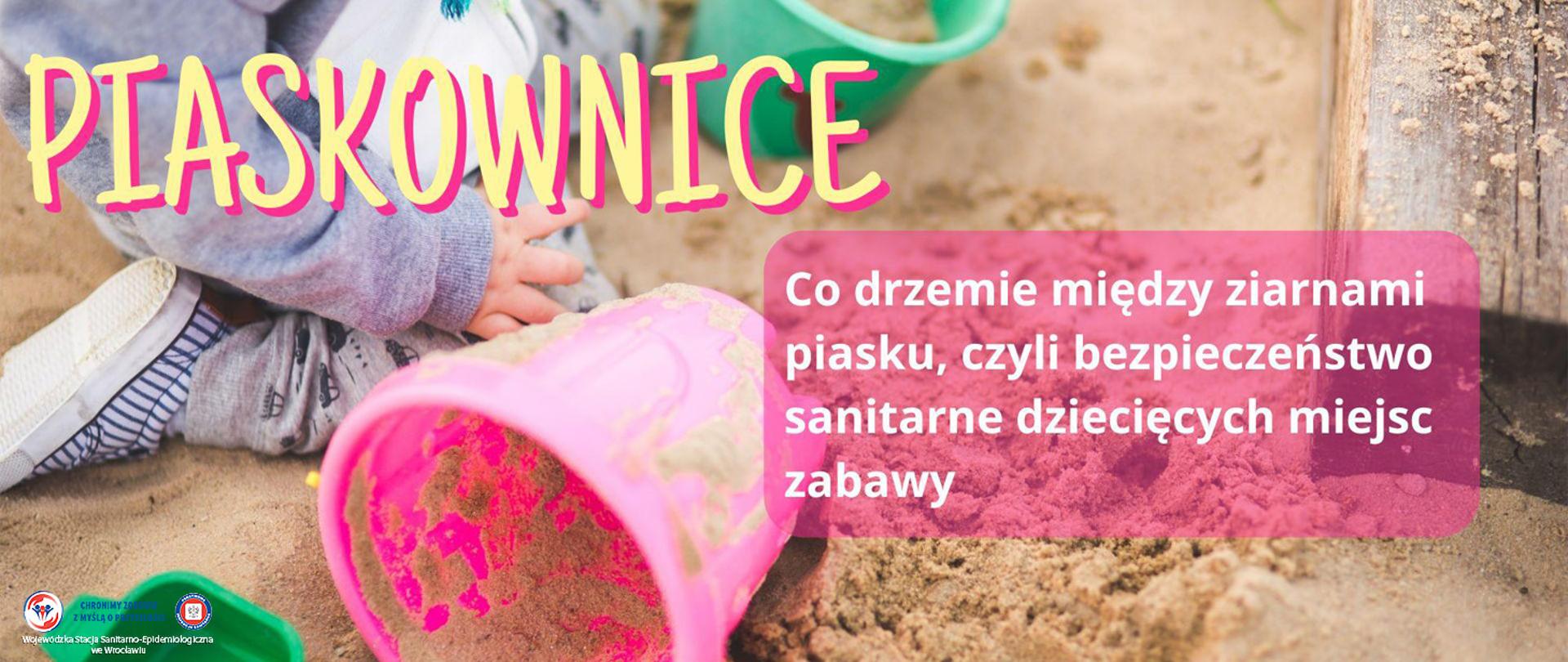 Kolorowe zabawki i foremki w piaskownicy