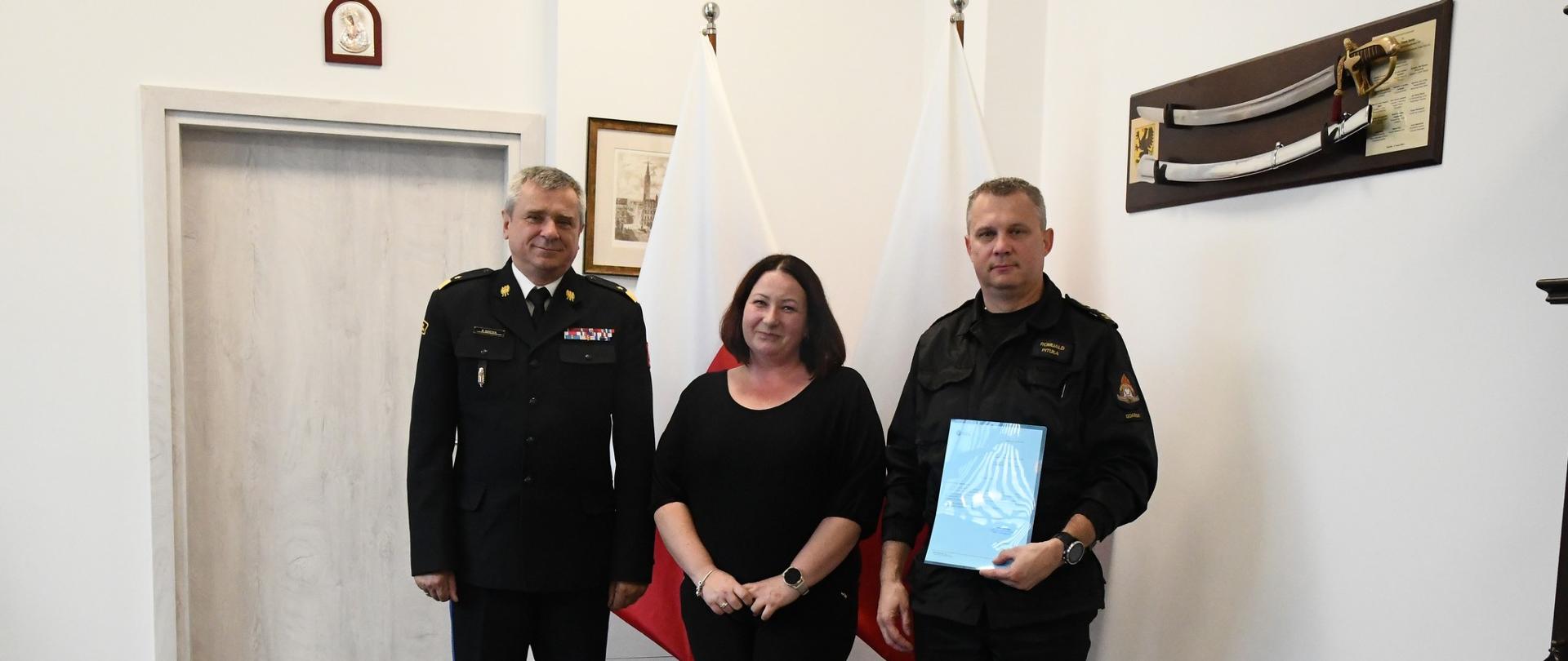 Na zdjęciu Pomorski Komendant Wojewódzki PSP, Komendant Miejski PSP w Gdańsku oraz przedstawicielka Baltic Operator