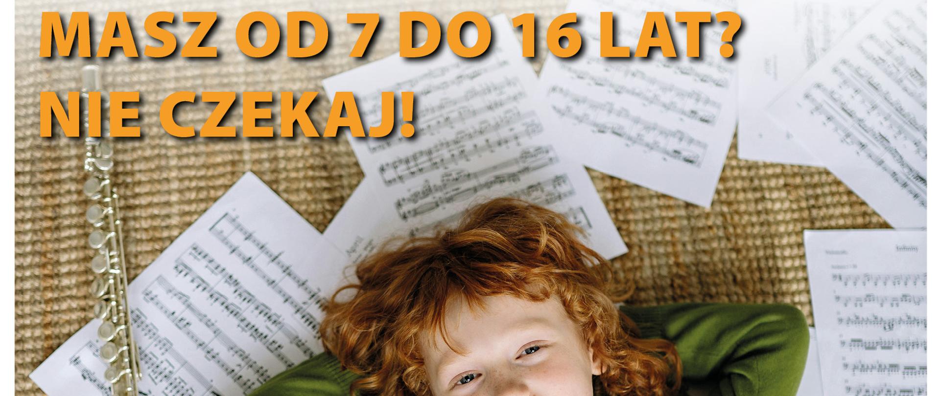 Plakat. Na górze strony na zielonym tle napis Rekrutacja 2026 oraz nazwa Państwowej Szkoły Muzycznej I stopnia w Oławie. Poniżej na dywanie zaścielonym kartkami A$ z zapisem nutowym leży na plecach z rękami założonymi za głową rudowłosy, uśmiechnięty chłopiec w zielonej bluzie oraz beżowych spodniach. Na dole strony informacje o zapisach do szkoły muzycznej w Oławie.