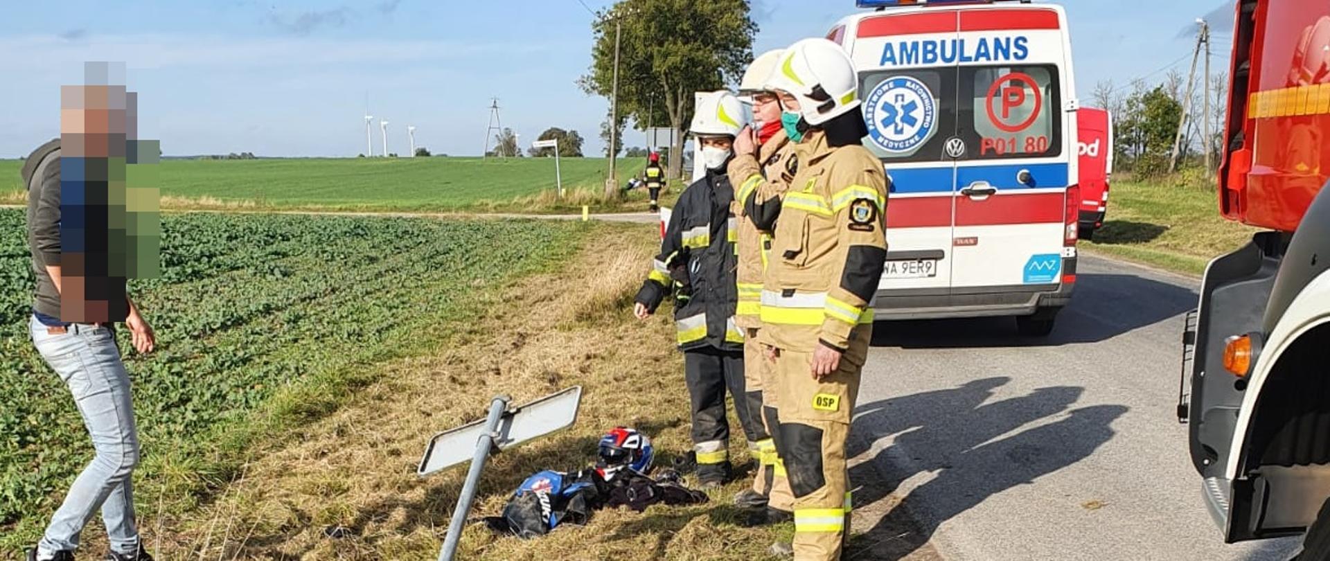 Na zdjęciu widać strażaków oraz przewrócony znak drogowy 