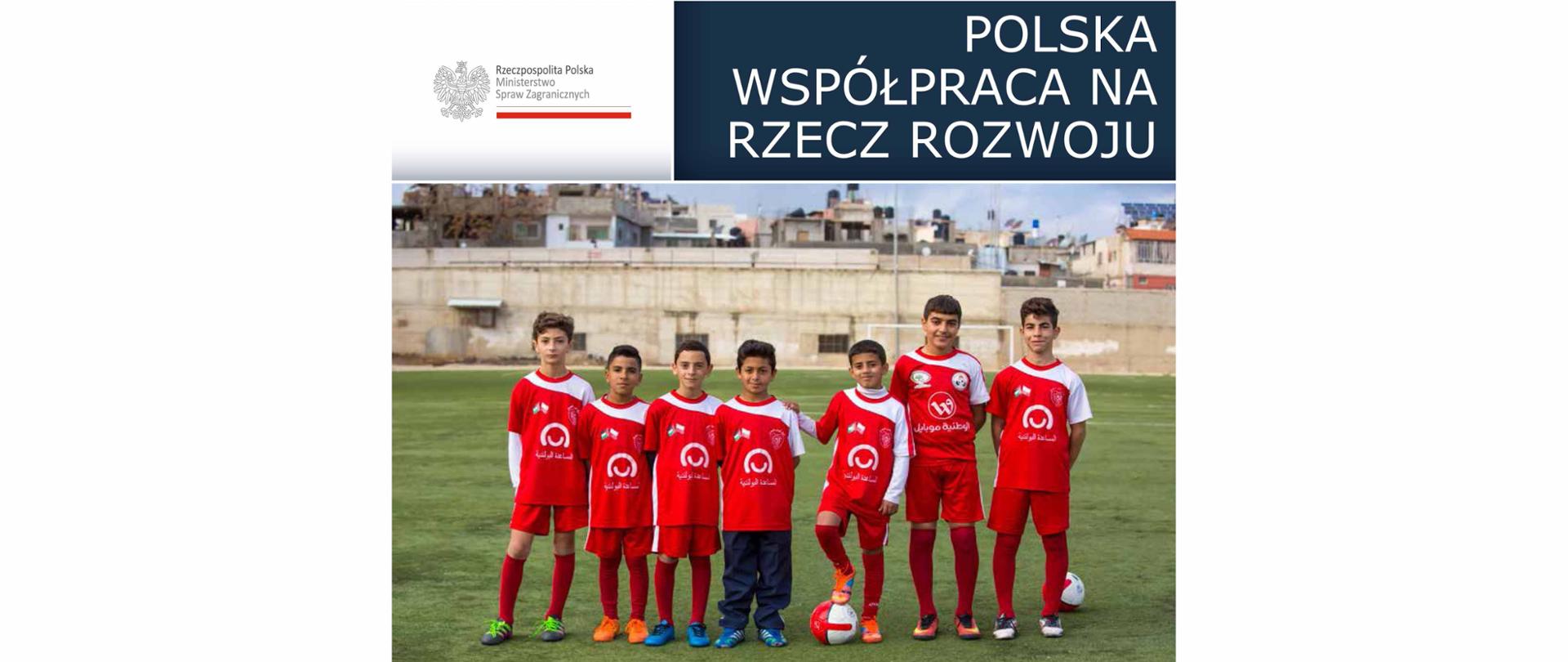 Polska współpraca rozwojowa - Raport roczny 2017 - grupa chłopców ubranych w stroje sportowe stoi na boisku do gry w piłkę
