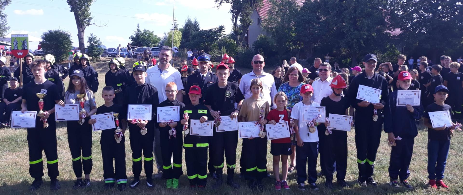 ZAWODY SPORTOWO-POŻARNICZE – GMINA KRZYWIŃ. Strażacy podczas zawodów sportowo-pożarniczych, sztafeta oraz ćwiczenie bojowe.