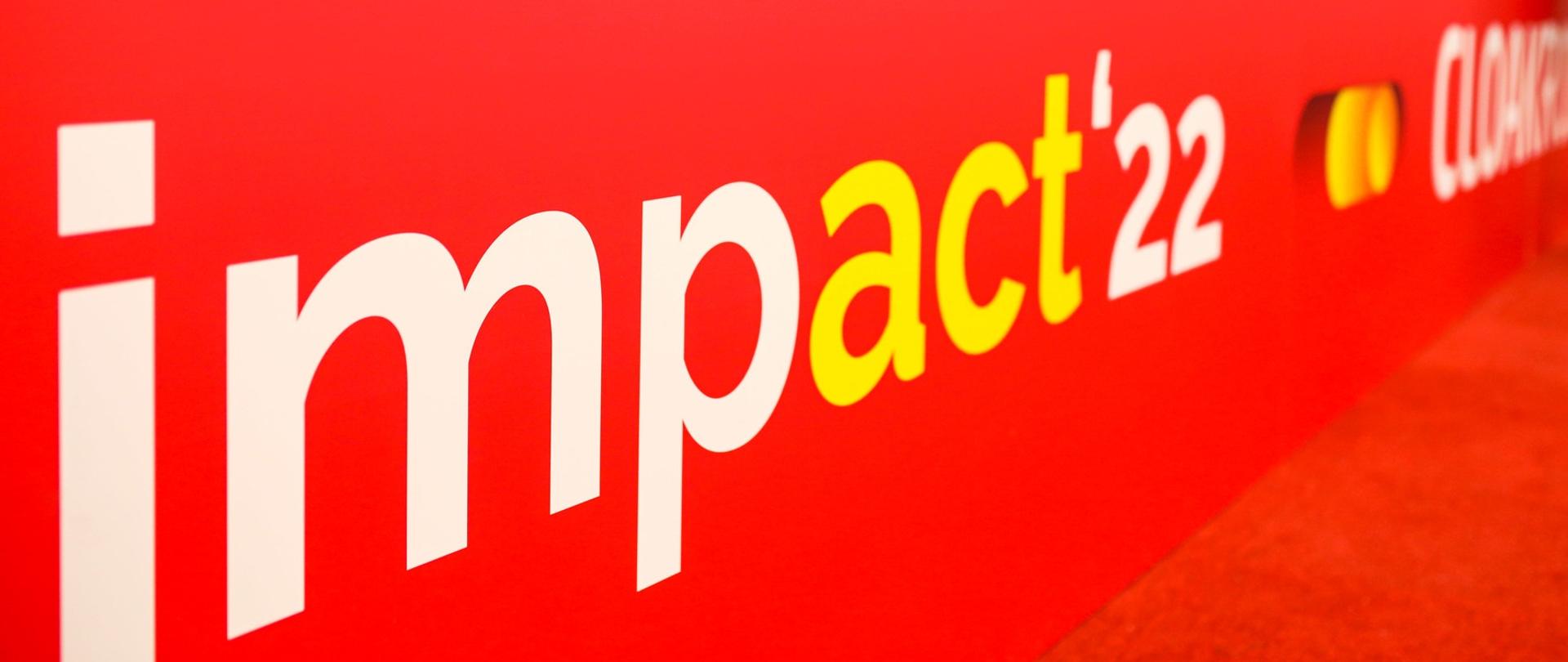 czerwony baner z napisem impact'22