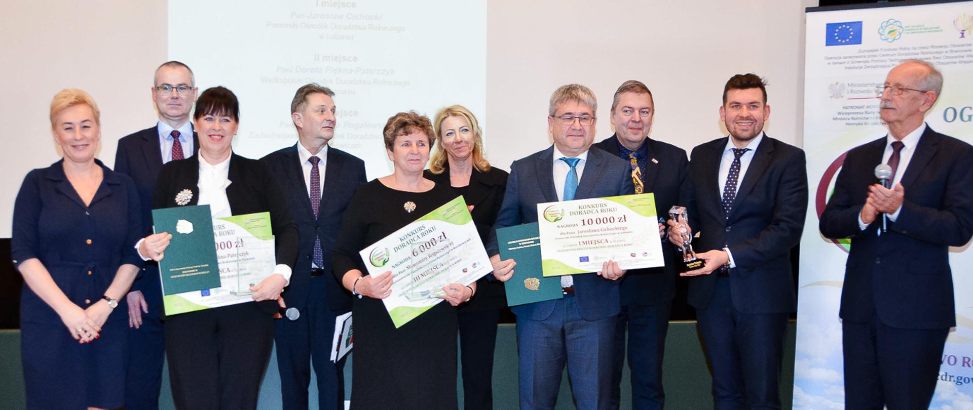Od lewej: Alicja Stachowiak (II Z-ca Dyrektora Wielkopolskiego Ośrodka Doradztwa Rolniczego), Maciej Szłykowicz (Z-ca Dyrektora Wielkopolskiego Ośrodka Doradztwa Rolniczego), Dorota Piękna Paterczyk (laureatka II miejsca, Wielkopolski Ośrodek Doradztwa Rolniczego), Mariusz Tatka (Dyrektor Centrum Doradztwa Rolniczego Oddział w Poznaniu), Sławomira Rogalewska (laureatka III miejsca, Zachodniopomorski Ośrodek Doradztwa Rolniczego), Joanna Czapla (Dyrektor Departamentu Płatności Bezpośrednich w MRiRW), Jarosław Cichocki (laureat I miejsca, Doradca Roku 2022, Pomorski Ośrodek Doradztwa Rolniczego), Andrzej Dolny (Dyrektor Pomorskiego Ośrodka Doradztwa Rolniczego), Bartosz Dąbrowski (Dyrektor Departamentu Innowacji, Cyfryzacji i Transferu Wiedzy w MRiRW), Ireneusz Drozdowski (Dyrektor Centrum Doradztwa Rolniczego)