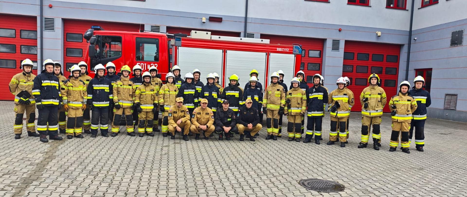 Nowi adepci pożarnictwa w powiecie staszowskim.