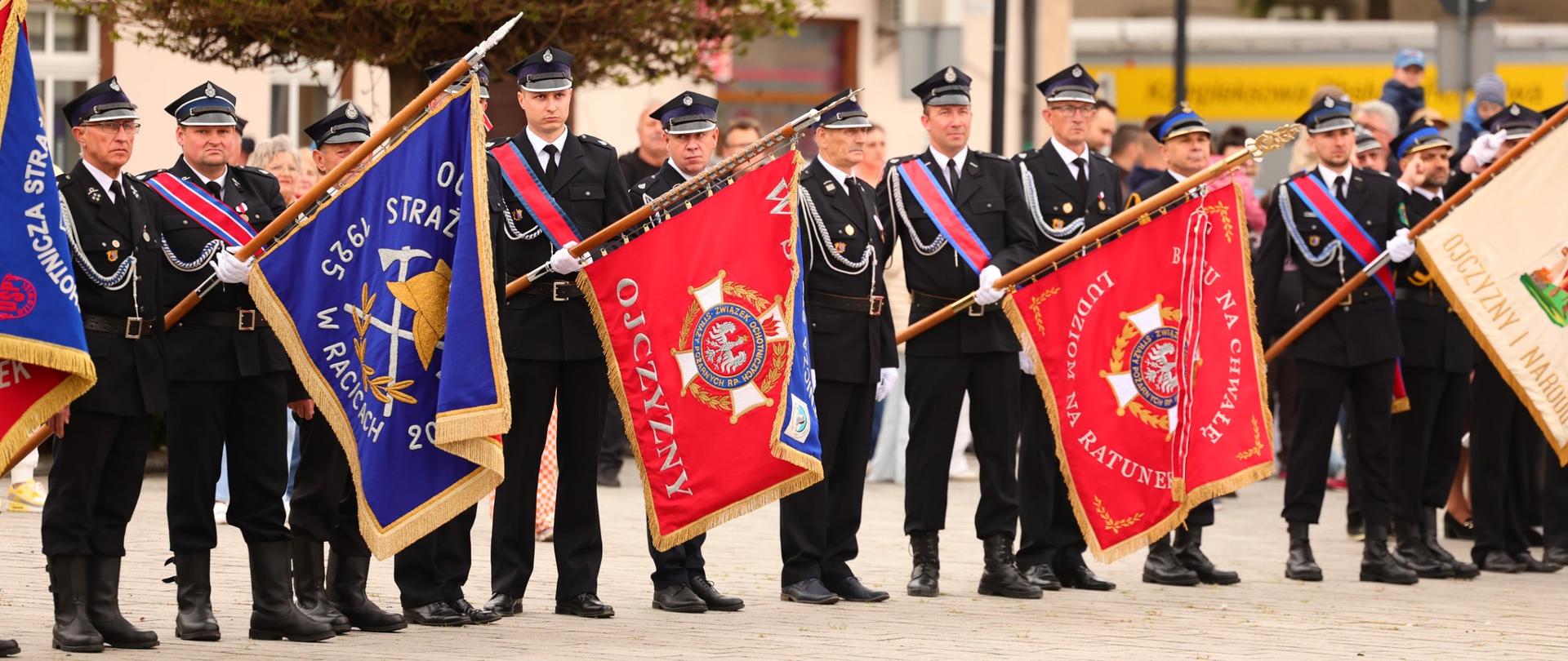 Poczty Sztandarowe OSP podczas uroczystości z okazji Gminnych Obchodów Dnia Strażaka