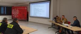 Prowadzący spotkanie omawiają przebieg zebrania w OSP