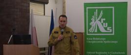 Na zdjęciu funkcjonariusz Komendy Miejskiej Państwowej Straży Pożarnej w Częstochowie prowadzący wykład w sali konferencyjnej Śląskiego Ośrodka Doradztwa Rolniczego w Częstochowie.