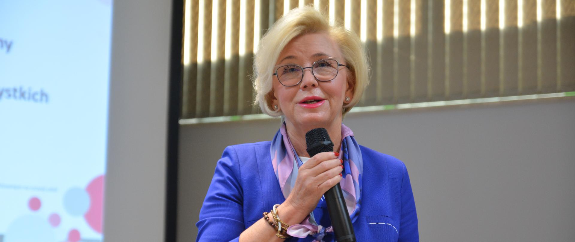 Wiceminister Marzena Machałek wzięła udział w konferencji informacyjno-konsultacyjnej dla samorządów „Projektowanie zmiany oparte na Modelu Edukacji dla Wszystkich”, wiceminister Marzena Machałek przemawia podczas konferencji.