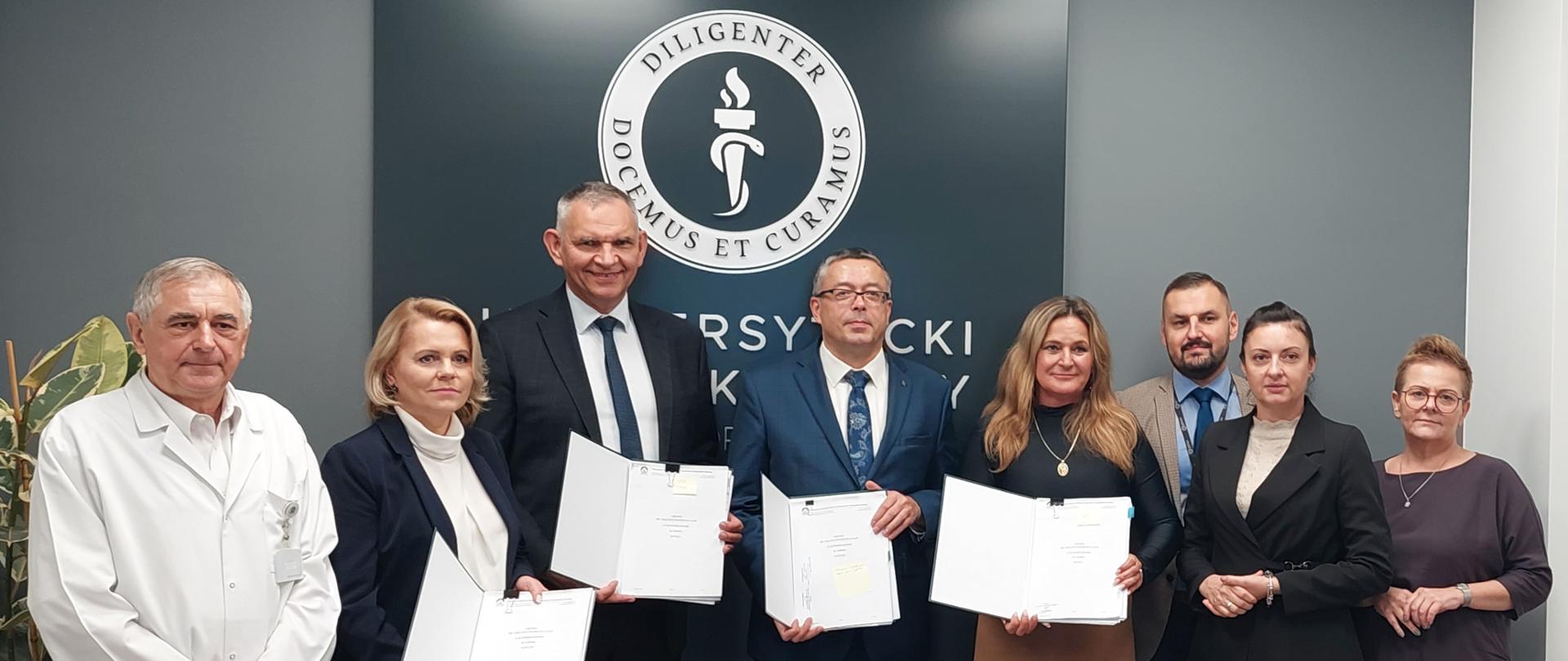 Artur Michalski, zastępca prezesa zarządu NFOŚiGW podczas podpisania umowy, zdjęcie grupowe