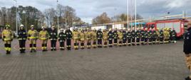 Zdjęcie przedstawia strażaków podczas zbiórki podczas zakończenia szkolenia podstawowego OSP