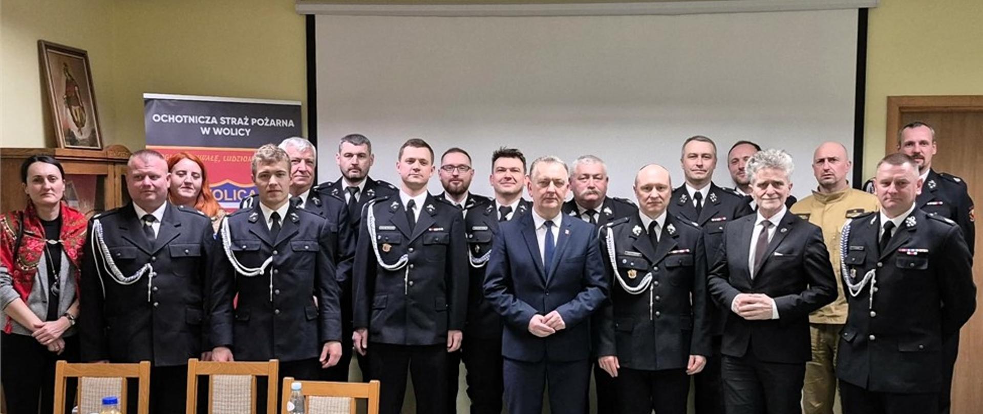 Zdjęcie przedstawia uczestników spotkań sprawozdawczych w jednostkach Ochotniczych Straży Pożarnych.