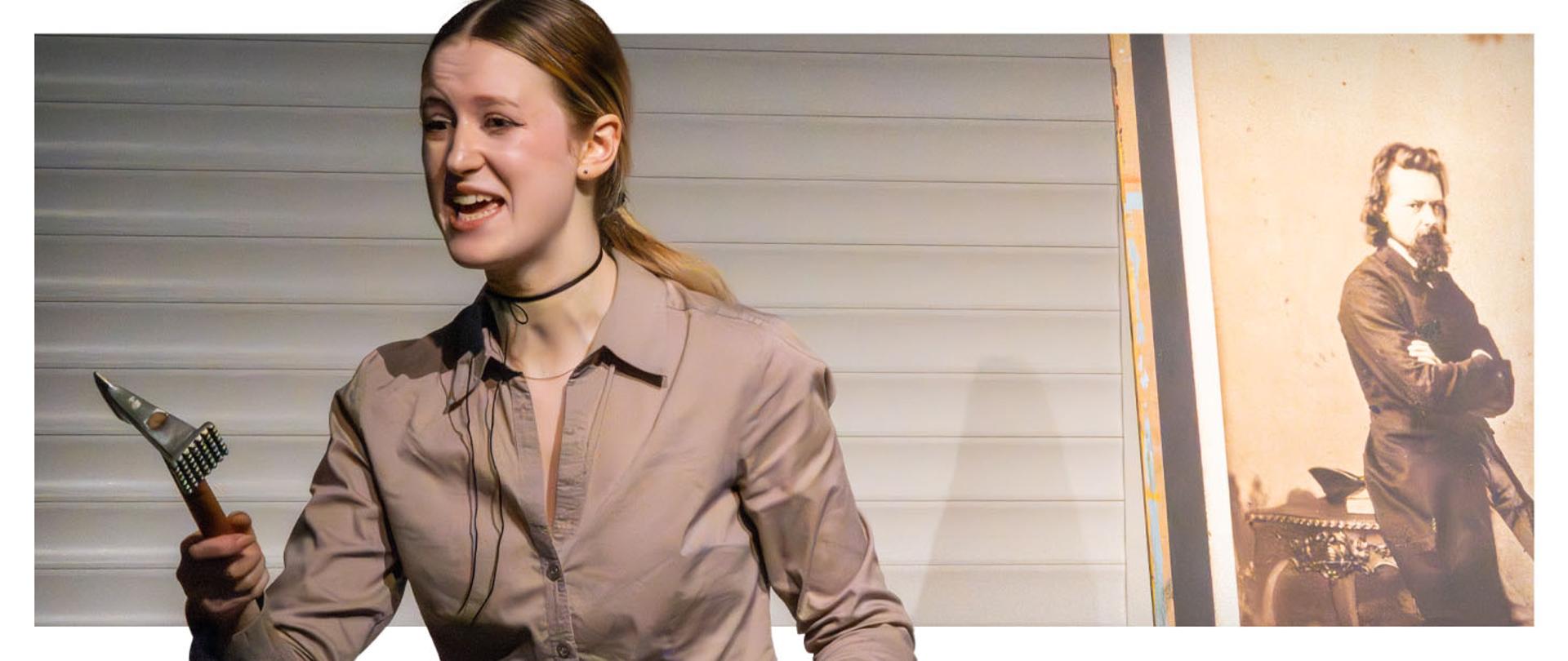 Zdjęcie dokumentujące przedstawienie zorganizowane na DZIEŃ PATRONA przez uczniów klasy 3A, której wychowawcą jest Piotr Kwiatkowski.
Fot. Martyna Dębosz