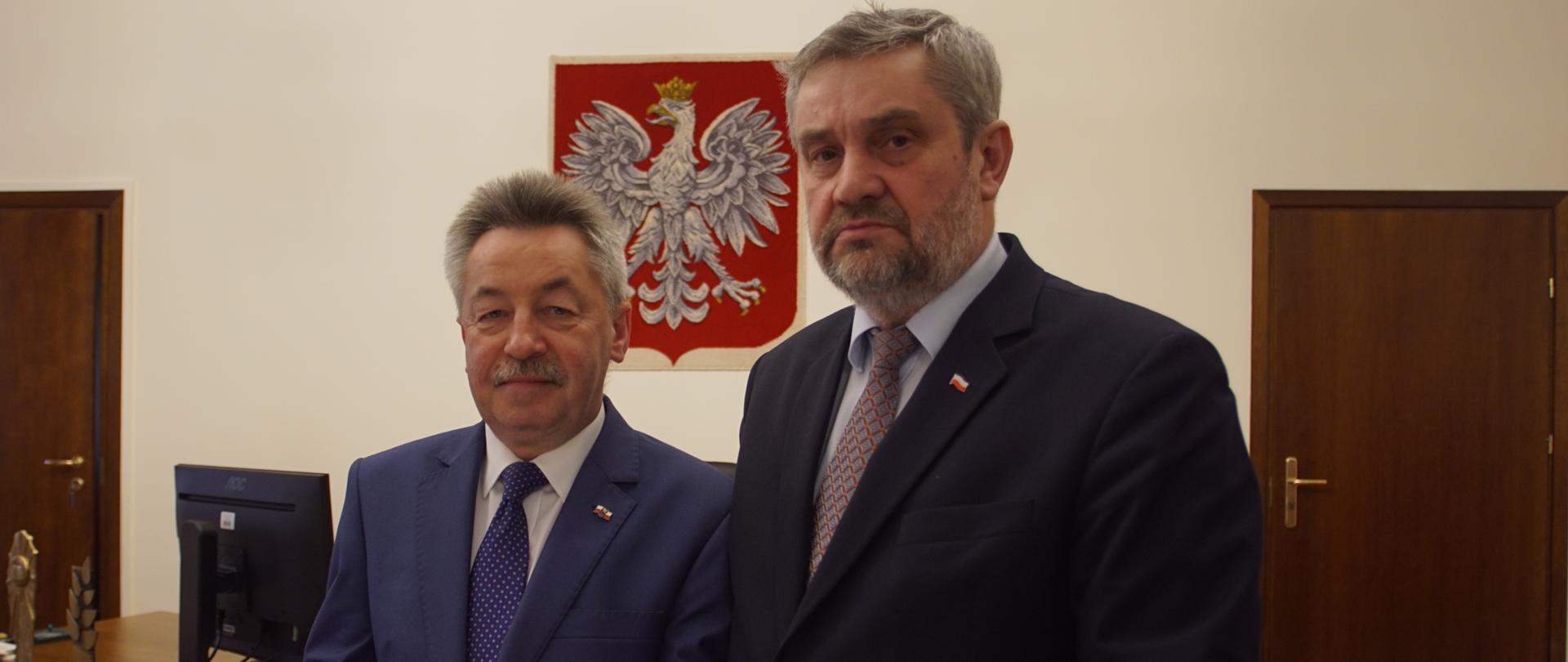 Minister J.K. Ardanowski wręcza akt powołania Grzegorzowi Pięcie