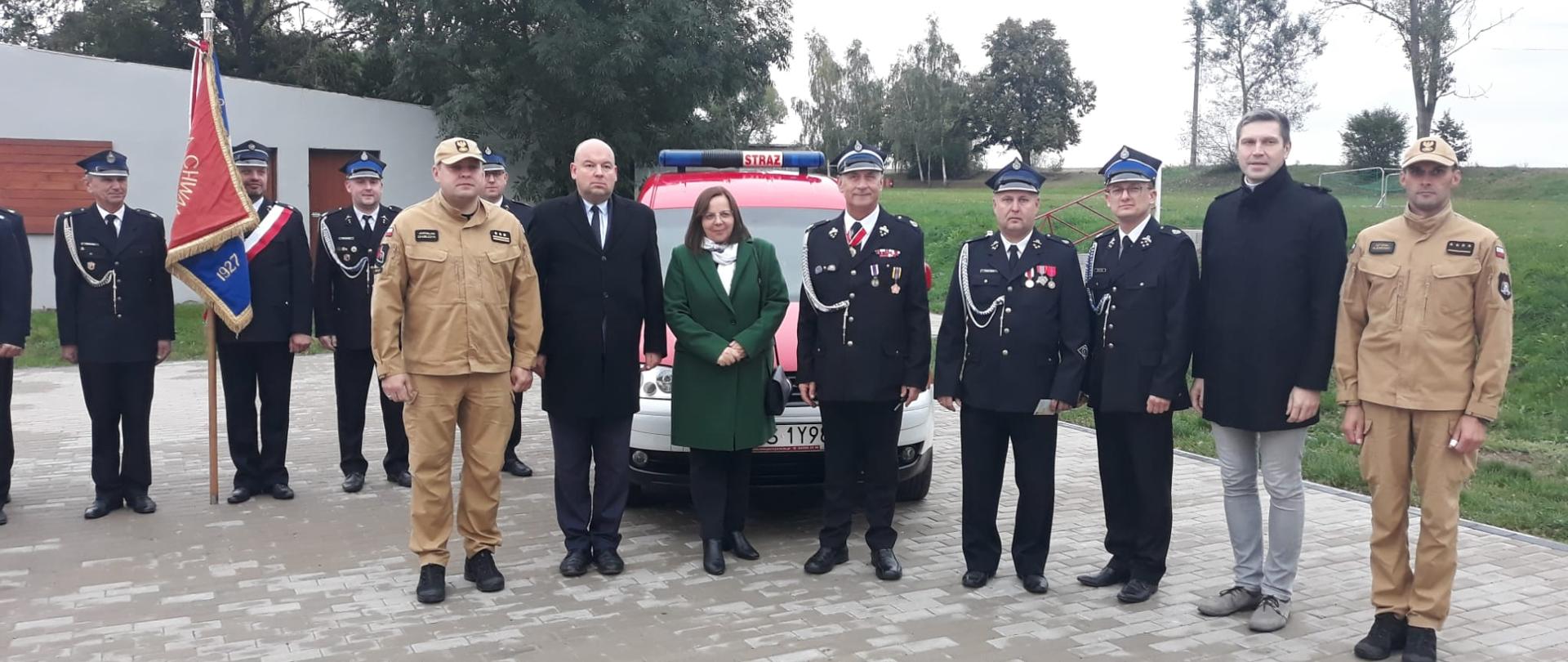 Zastępca wielkopolskiego komendanta wojewódzkiego PSP przekazał samochód dla strażaków z OSP Bielewo