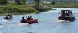 Na zdjęciu dwie łodzie strażackie asekurujące spływ uszkodzonej łodzi
