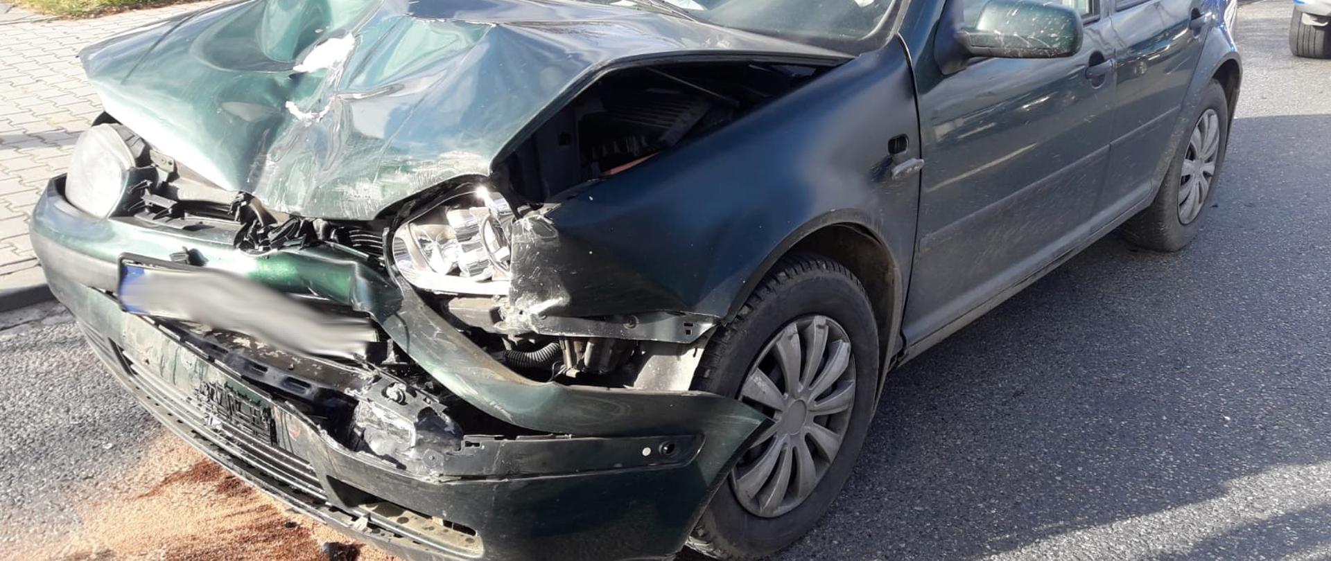 Samochód z rozbitym przodem