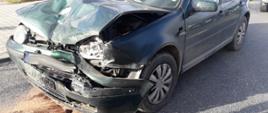 Samochód z rozbitym przodem na drodze