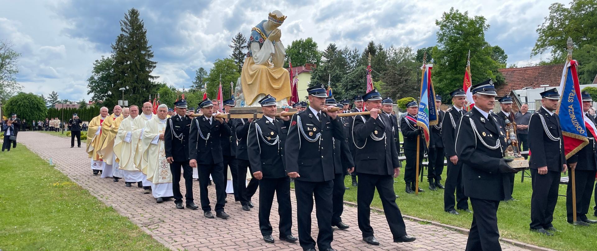 druhowie niosą figurę Matki Boskiej 