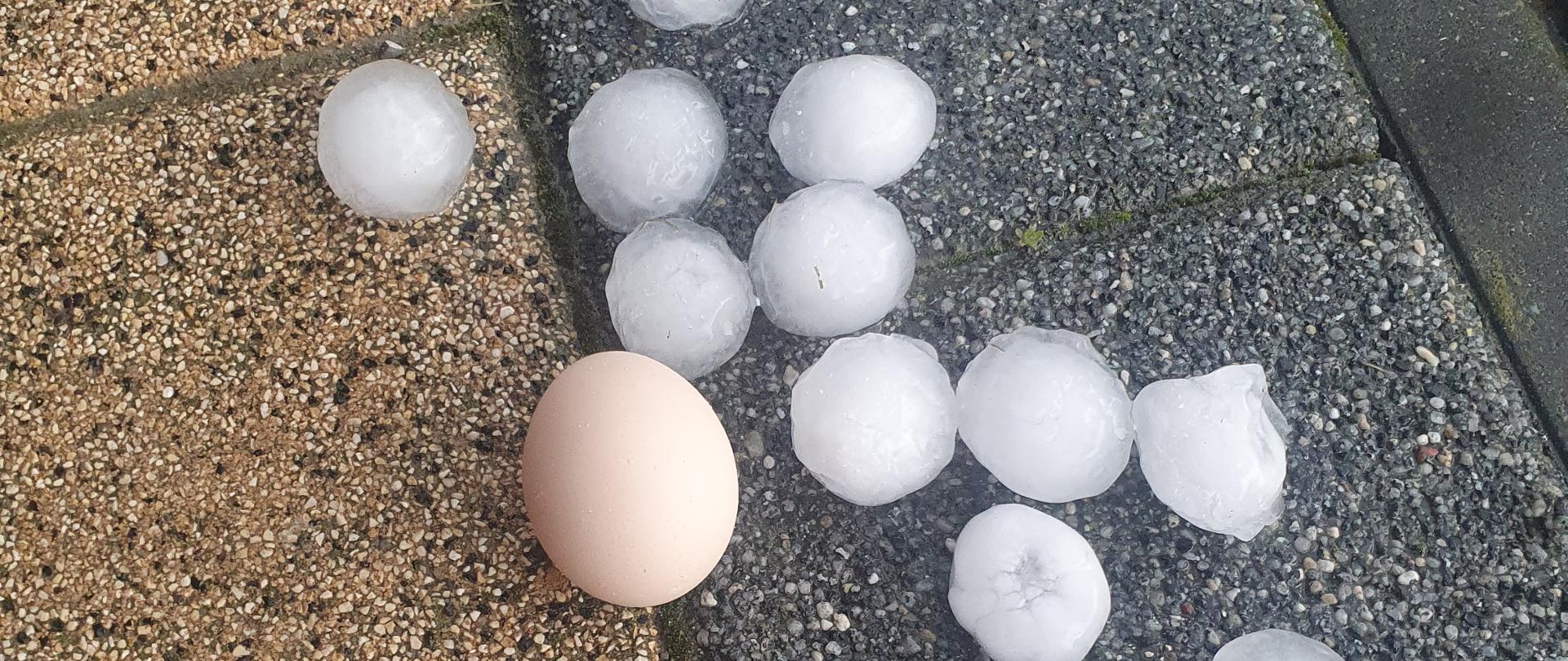 Wielkość gradziny w porównaniu do kurzego jaja 