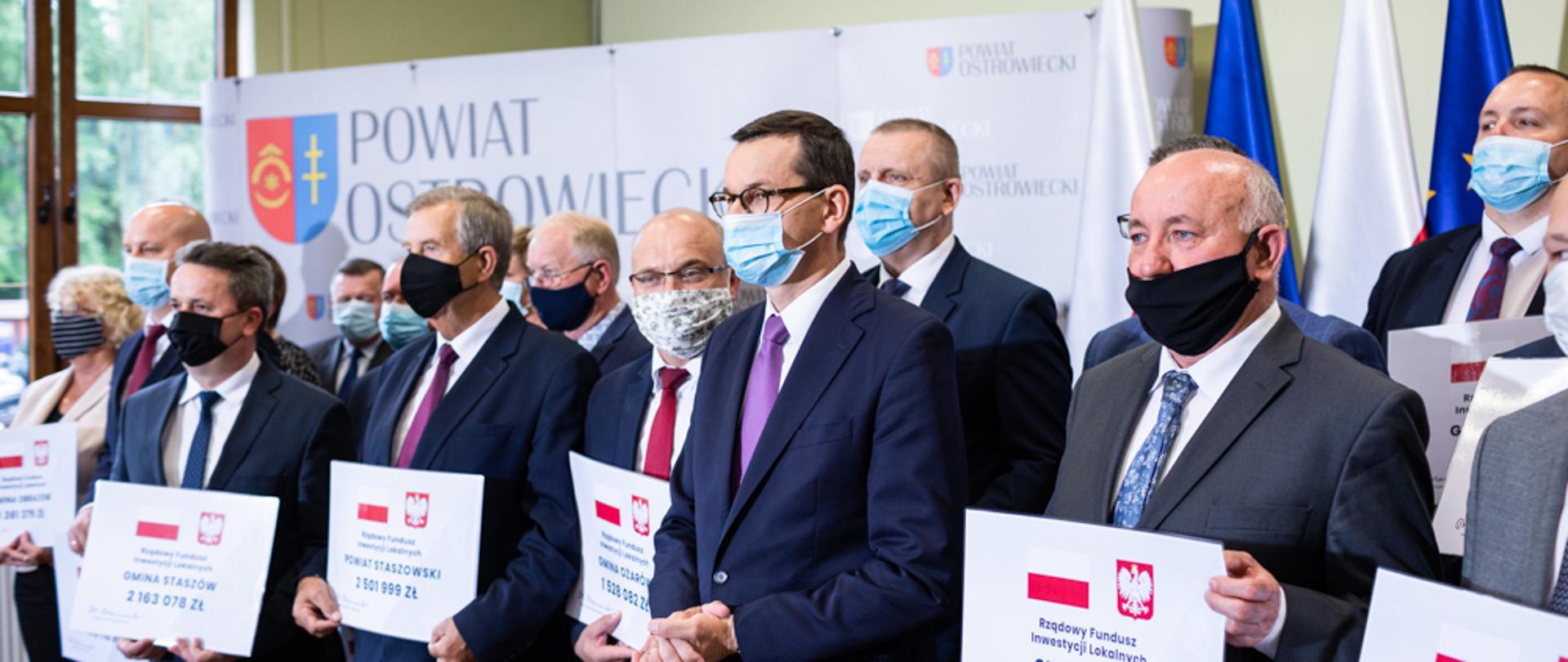 Wspólne zdjęcie premiera z samorządowcami.