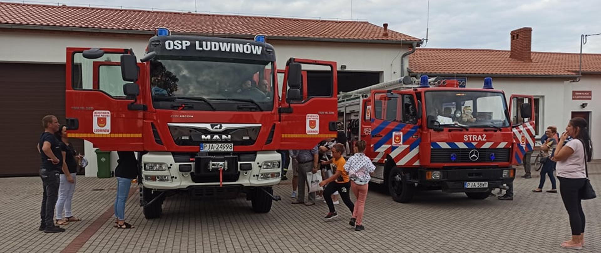 Pokaz sprzętu i wyposażenia OSP Ludwinów, dzieci oglądają pojazdy OSP
