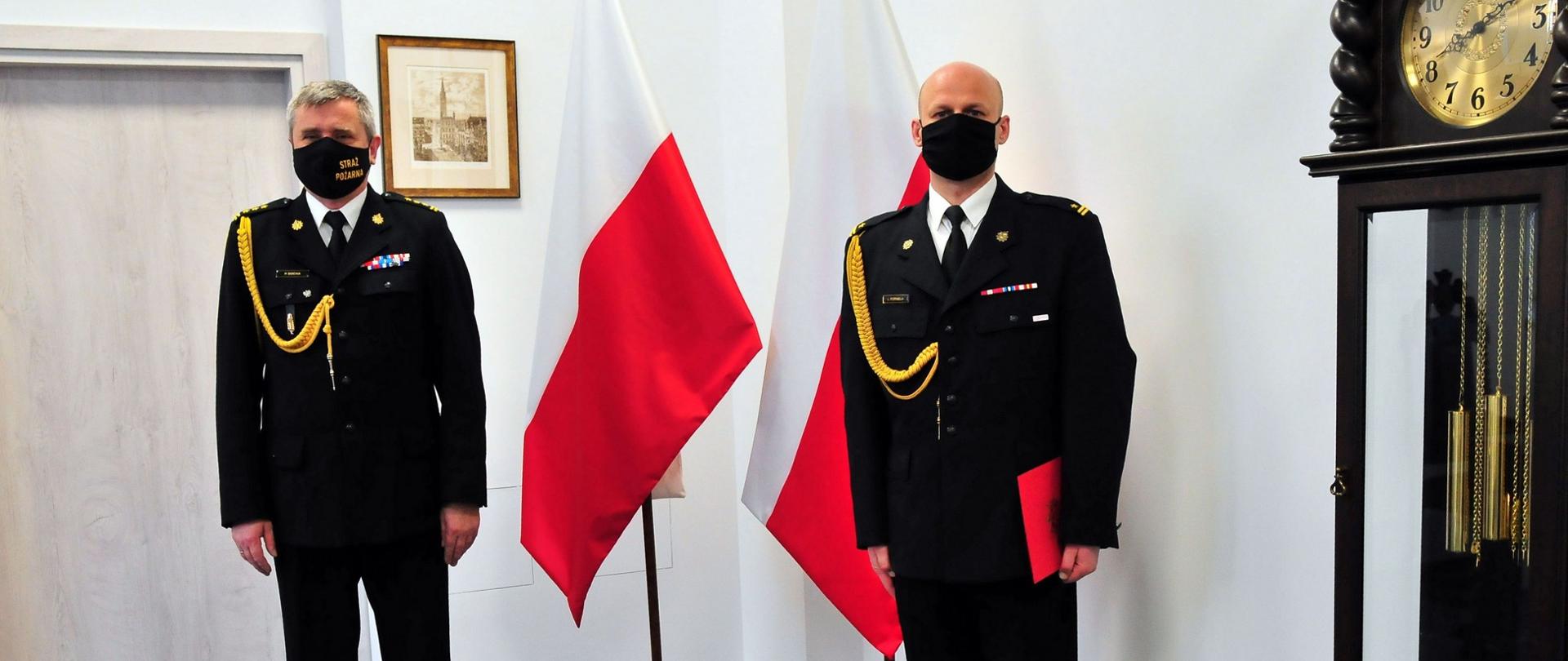 Zdjęcie pamiątkowe po wręczeniu dokumentu