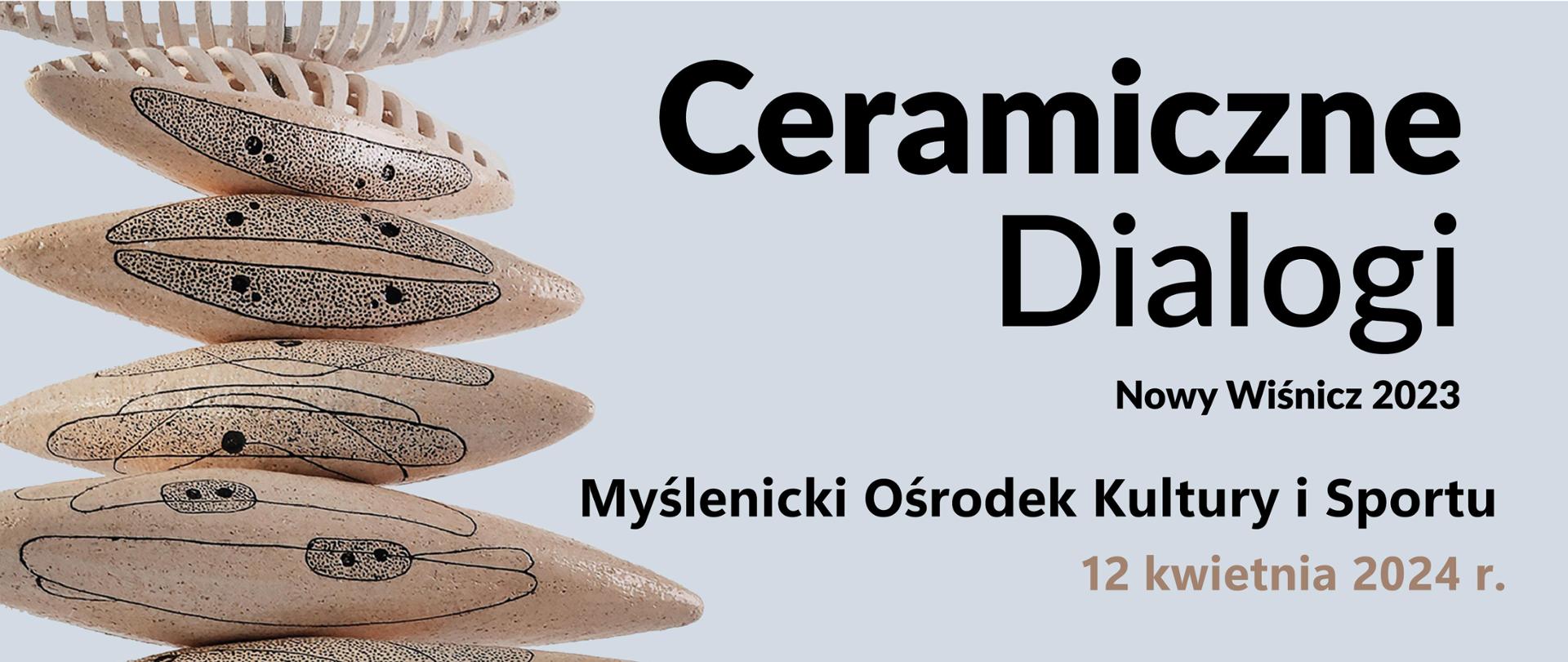Z lewej fragment rzeźby ceramicznej z prawej napis Ceramiczne Dialogi Nowy Wiśnicz 2023 Myślenicki Ośrodek Kultury i Sportu 12 kwietnia 2024 r.