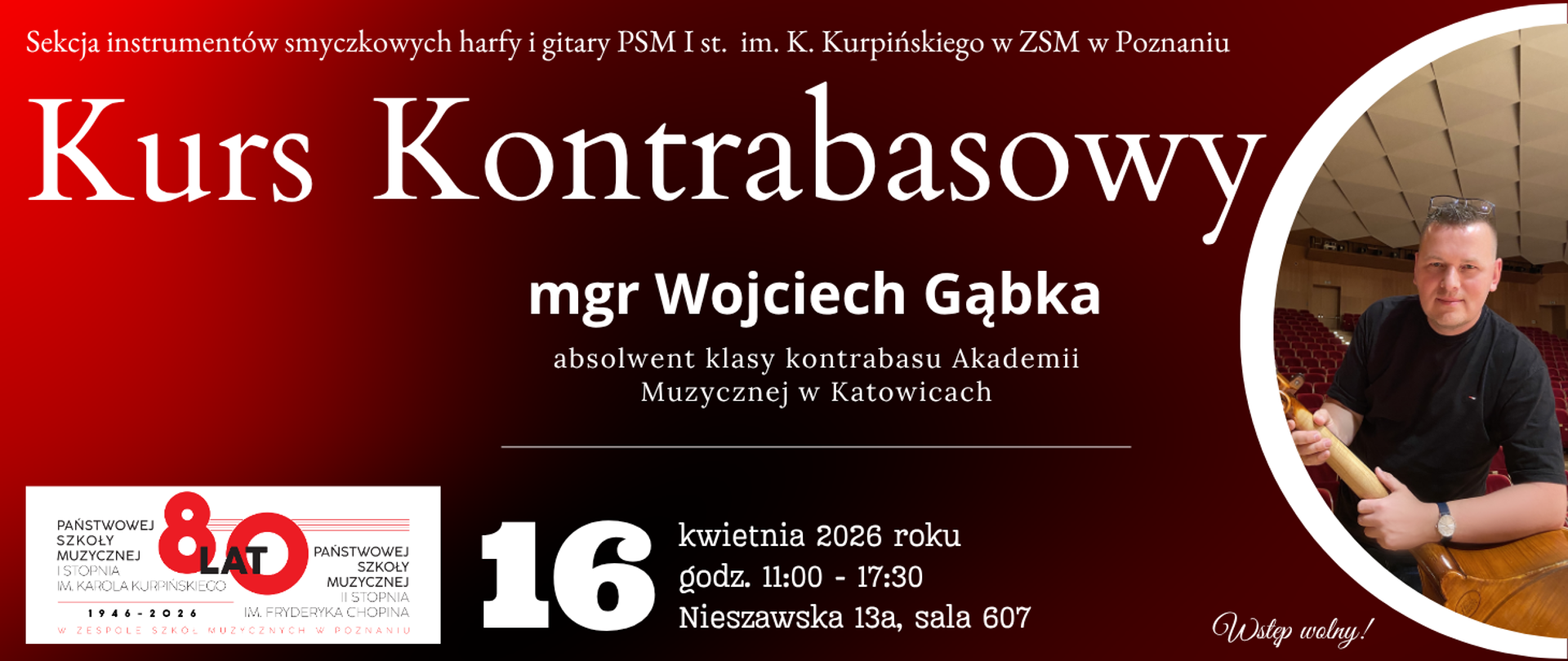 Plakat informujący o Kursie Kontrabasowym, który poprowadzi mgr Wojciech Gąbka. Wydarzenie odbędzie się 16 kwietnia 2026 r. w godzinach 11:00-17:30 w Zespole Szkół Muzycznych w Poznaniu, ul. Nieszawska 13a, sala 607. Grafika w kolorze bordowym ze zdjęciem prowadzącego z kontrabasem i logiem 80-lecia szkoły. Wstęp wolny.