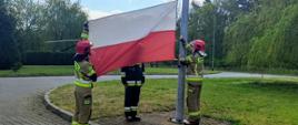 Podniesienie flagi państwowej przez strażaków