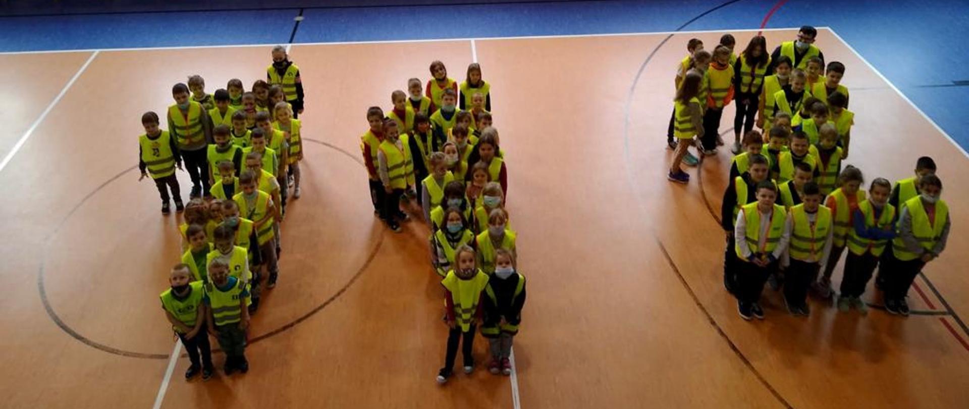 Dzieci ustawily sie tworzac napis 112.