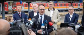 Minister infrastruktury Dariusz Klimczak w trakcie wypowiedzi dla mediów na stacji Kielce Główne