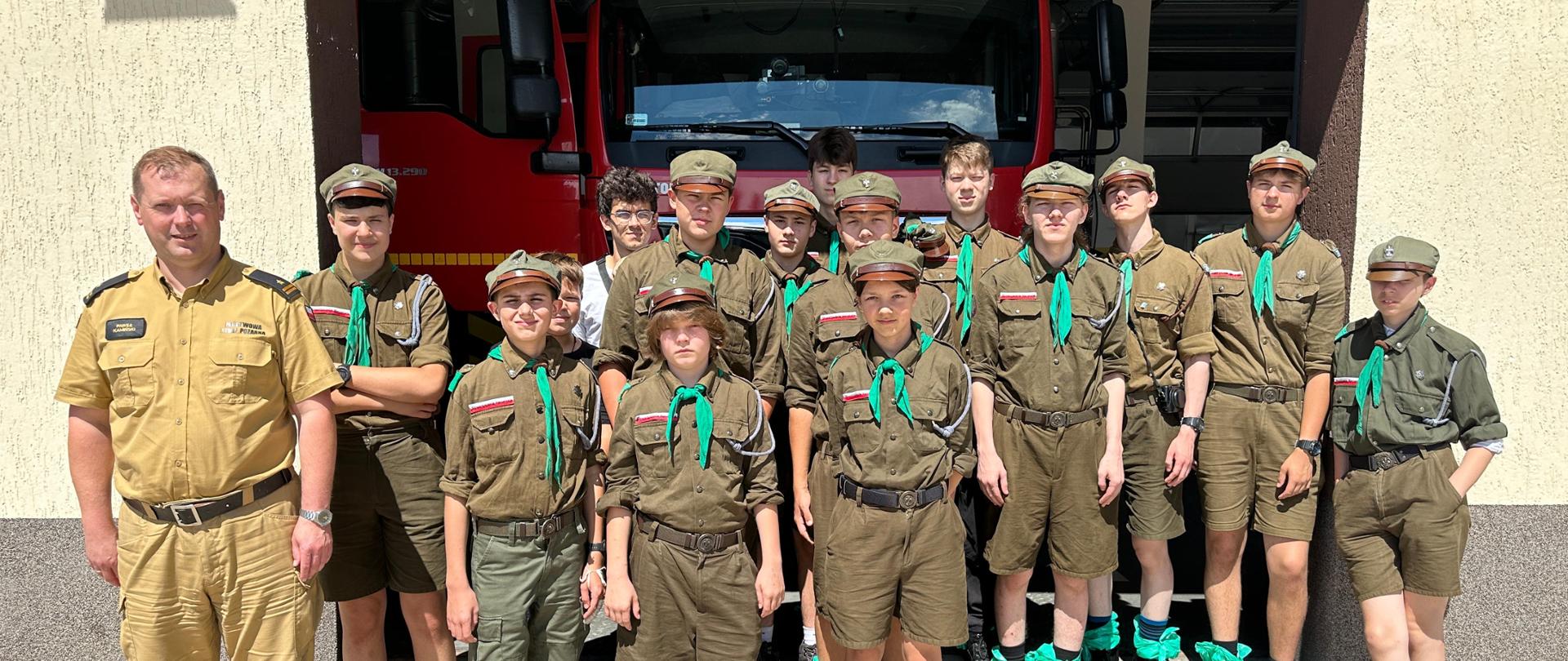 Wspólne zdjęcie harcerzy wraz z Komendantem Powiatowym PSP w Pile.